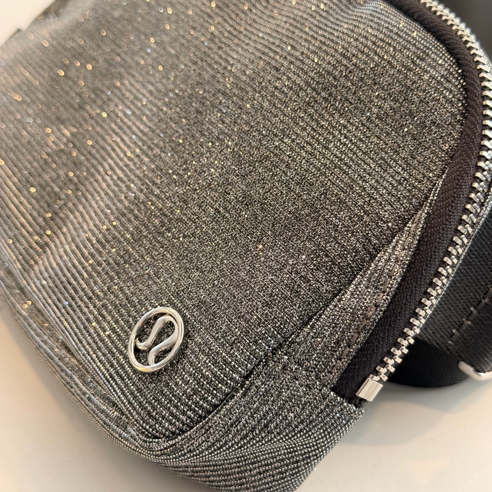 Lululemon Everywhere Belt Bag 1L silver Glitter - Picture 4 of 12